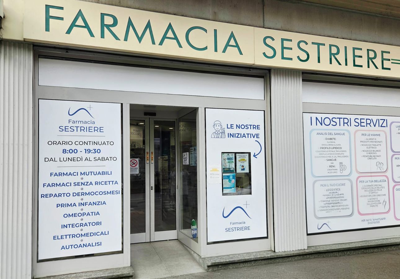 L'ingresso della farmacia con l'orario continuato 8:00–19:30 dal lunedì al sabato