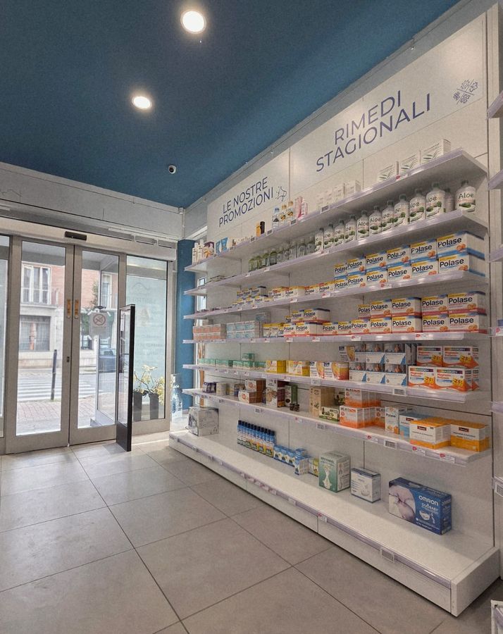 Lo scaffale delle promozioni e dei rimedi stagionali vicino all'ingresso